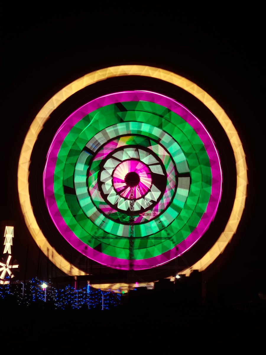 vasanth_aadf's tweet photo. Life is like a Giant Wheel, sometimes you are up sometimes you are down, but all you need to do is to learn how to enjoy the ride ✨️🎡

Giant Wheel, Long Exposure, Exhibition, Vizianagaram, Samsung.

@samsungwithgalaxy @samsungindia 
#withgalaxy #samsungs23ultra https://t.co/xBjeO94FXi