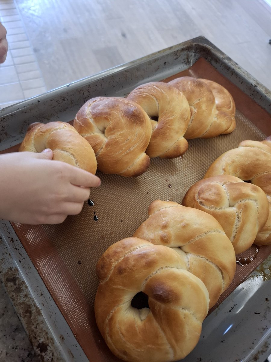 GrunzeugD's tweet photo. #Backtag
#Roggensauerteigbrot #sourdoughonly
#simit #nicetry mit Feigen- statt Traubensirup bepinselt...Sesam war auch aus...vielleicht gehen die Dinger als Fimitknöpfe durch? 🤣 https://t.co/OkCbnkww7m