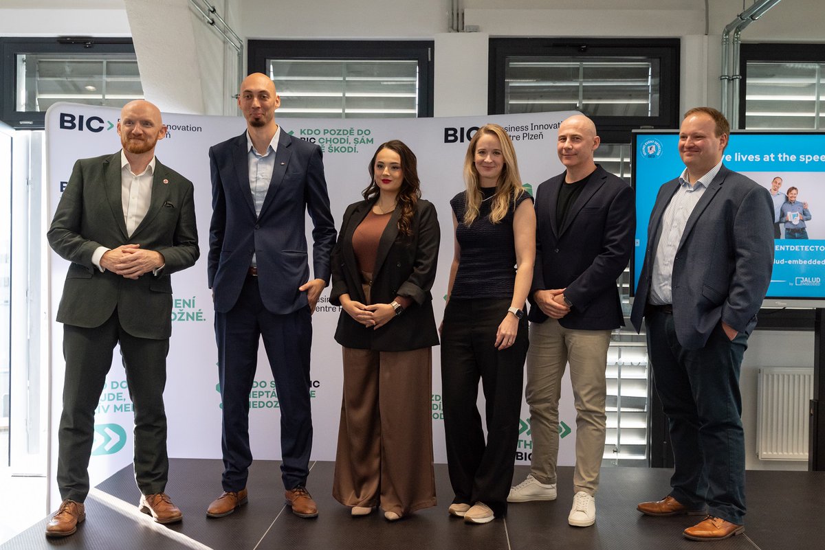 sitmp_cz's tweet photo. Ukázali jsme #PINEplzen britskému velvyslanci v ČR
@MattFieldUK. Prošli jsme #TechTower, kde se plzeňské sny mění ve skutečnost – třeba pro 4 plzeňské startupy, které mají ambice proniknout na britský trh: Pinflow energy storage, Bohemian Cosmetics, InstaCover a JALUD Embedded. https://t.co/vCxfgHd3hj