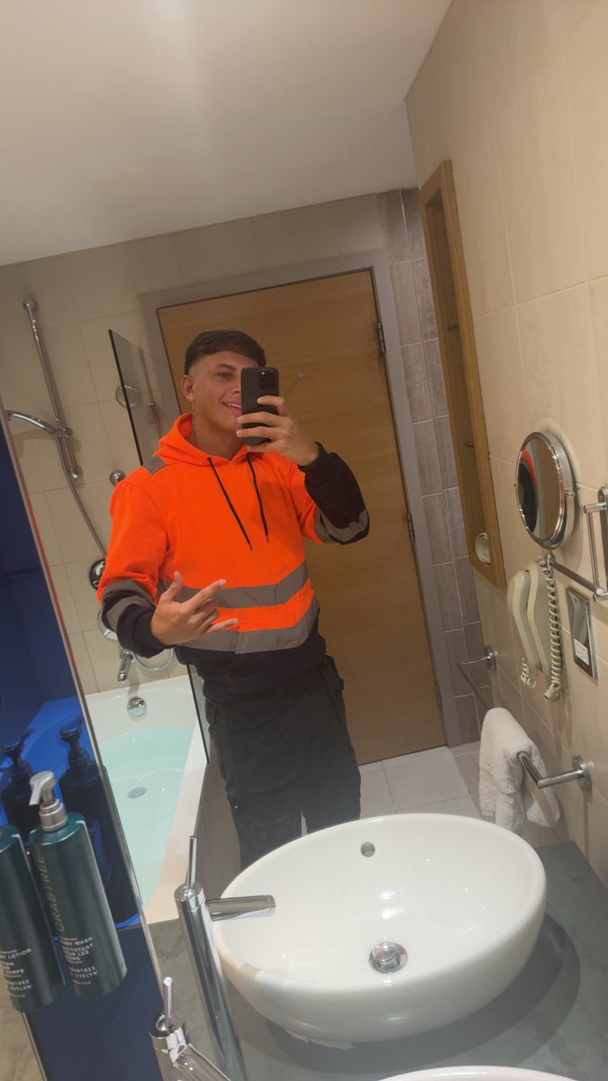 Ed_rxne1's tweet photo. Message me for custom vids in my work gear 🧱 https://t.co/JWJSZH5eca
