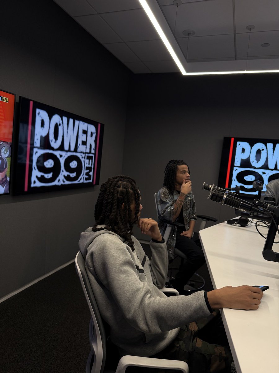 ckthe1_'s tweet image. Turning dreams into reality #power99 #radioplay