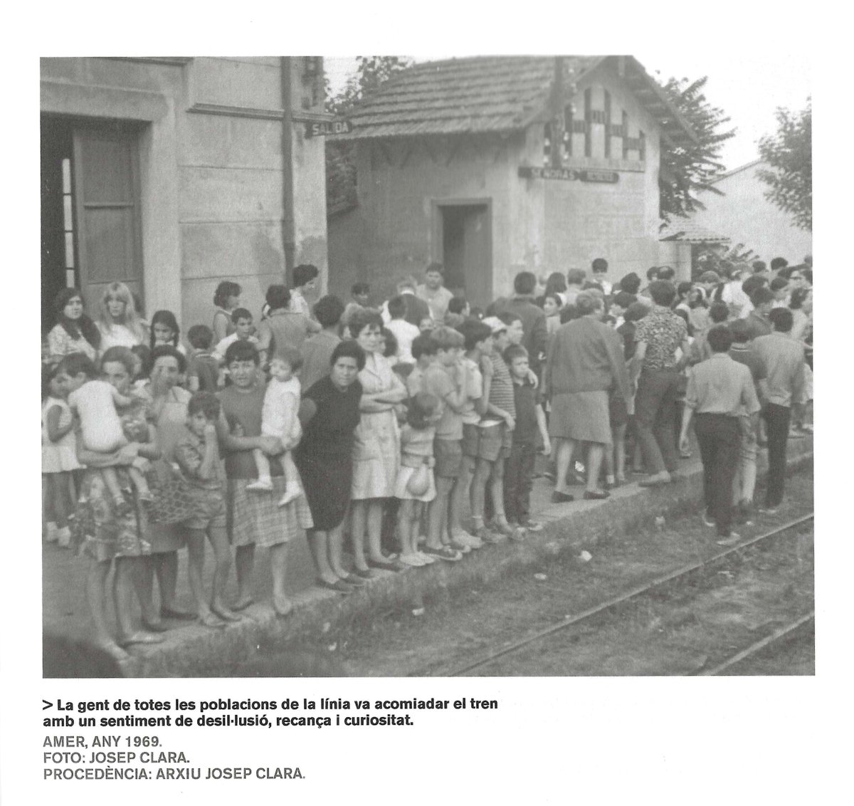 Un llibre magnífic, del millor que s'ha fet sobre el tren d'Olot. Gràcies Josep Clara i <a href="/GrupGavarres/">Grup Gavarres</a>  per aquest regal, que he devorat amb emoció. Sempre he recordat el darrer viatge, l'estiu del 1969. El Casal Parroquial ens va fer anar a l'estació a acomiadar el tren, i vam