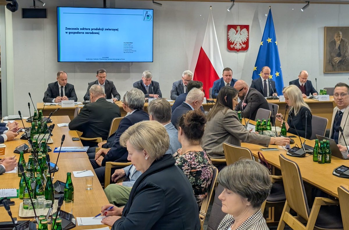 Podczas konferencji „Hodowla i przetwórstwo produktów zwierzęcych w Polsce” w Sejmie RP, organizowanej przez Federację Gospodarki Żywnościowej RP, prezes KRD-IG Dariusz Goszczyński podkreślił, że sektor drobiarski stoi dziś przed poważnymi wyzwaniami i potrzebuje spójnej