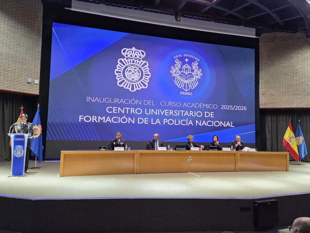 sup_formacion's tweet image. 🎓Inauguración del Curso 2025-26 del #CUFPN
#SUPLíderEnFormación ha acompañado a los Oficiales
de la 4ª edición del #Grado en Estudios Policiales y a los Inspectores alumnos de la 2ª edición del #Máster en Seguridad y Función Policial en la ENP