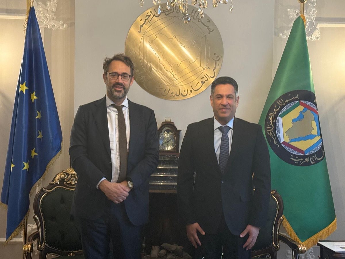 التقى سعادة السفير/ فهد صقر الجيماز في مقر البعثة، بالسيد/ جان تشارلز فان إيكهاوت، مدير منطقة الخليج بالإنابة في المديرية العامة لمنطقة الشرق الأوسط وشمال أفريقيا والخليج DG MENA بالمفوضية الأوروبية، حيث تم خلال اللقاء بحث عدد من المواضيع ذات الاهتمام المشترك