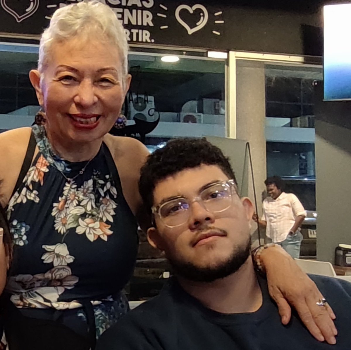 Hoy celebro agradecida y con mucha alegría los #23 de Jonathín...Happy Birthday mi pollito 🥳🥳🎊🎊🍷Dios te bendiga y guíe tu caminar🙏