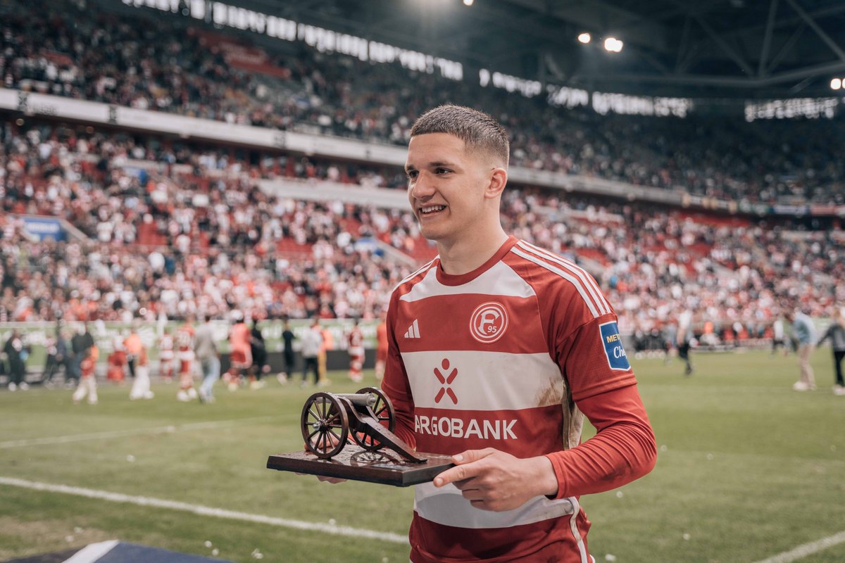 Lieber <a href="/FCBayern/">FC Bayern München</a>, von uns noch ein kleiner Rat vor @FCBCLU heute Abend: auf dem Flügel am besten nicht allzu luftig verteidigen. 👀

#f95 | 🔴⚪️ | #UCL | <a href="/christos_tzolis/">Christos Tzolis</a>