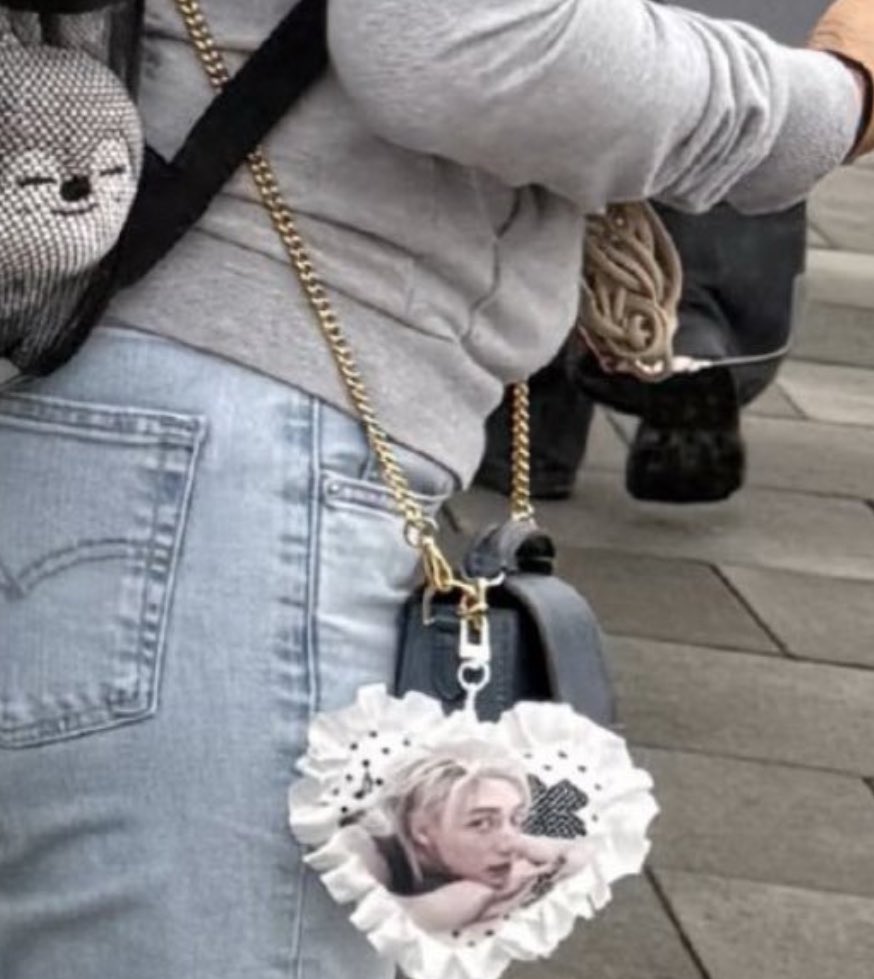 chan’s mom carrying a heart shaped hyunjin keychain meanwhile hyunjin’s parents have a chan cutout in their house #nooticing