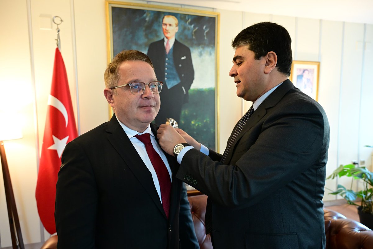 avogulcankayaa's tweet photo. Dava bilinci, derin hukuk bilgisi ve nezaketiyle her daim örnek aldığım kıymetli üstadım @av_elmali, Genel Başkanımız Sayın @DpGultekinUysal tensipleriyle Demokrat Parti Genel Başkan Danışmanı olarak aramıza katılmıştır.
Bu kutlu yürüyüşte birlikte olmak bizlere güç verecek.
Hayırlı olsun, yolumuz açık olsun. 🇹🇷