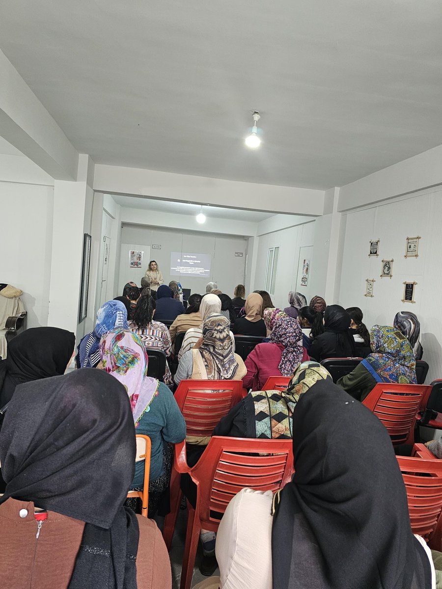 Siverek Kaymakamlığımızın himayesinde Sosyal Yardımlaşma ve Dayanışma Vakfı Müdürlüğü ile koordineli olarak Aile Destek Eğitim Merkezinde(2) seminer verilmiştir.<a href="/siverekkaymakam/">SİVEREK KAYMAKAMLIĞI</a> <a href="/salihsakmia/">Salih Sak</a> <a href="/n_kapanoglu/">n_kapanoglu</a> <a href="/hasansildak/">Hasan ŞILDAK</a> <a href="/SiverekSydv/">Siverek Sosyal Yardımlaşma ve Dayanışma Vakfı</a> <a href="/UrfaValiligi/">T.C. ŞANLIURFA VALİLİĞİ</a>