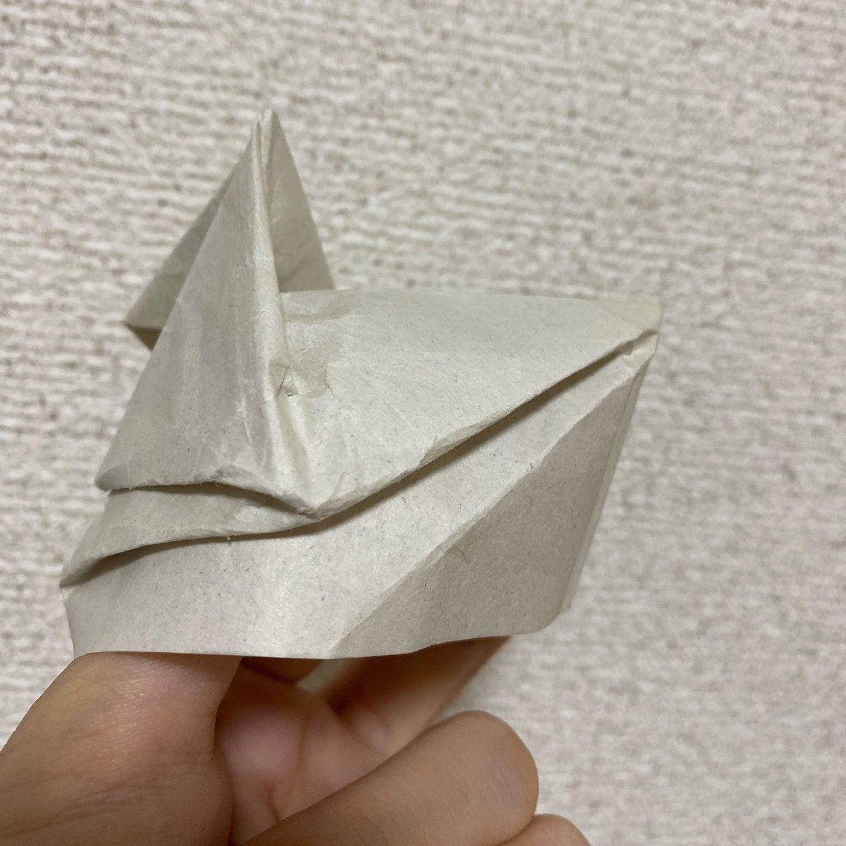 anno_yutk's tweet photo. そういえば、今までなんとなくで描いてたけどゆうさくさんの折烏帽子、ちゃんと構造把握しようと思って作ってみたんですよ…！
ネットで見つけた折り方とは少し違うんだけど原作の絵の形的にはこうかな…！？🤔て(合ってるかは不明) https://t.co/xgOl8W5R2r