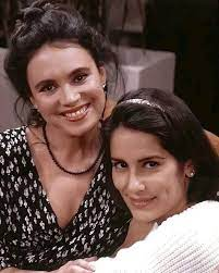 telecotidiano's tweet image. Rainha da Sucata vai ser reprisada e fico impressionado como Regina Duarte protagonizou classicos em sequencia, Porcina em Roque Santeiro, Raquel em Vale Tudo, Maria do Carmo em Rainha da Sucatas, Helenas de Historia e Por Amor, tem que respeitar a maioral