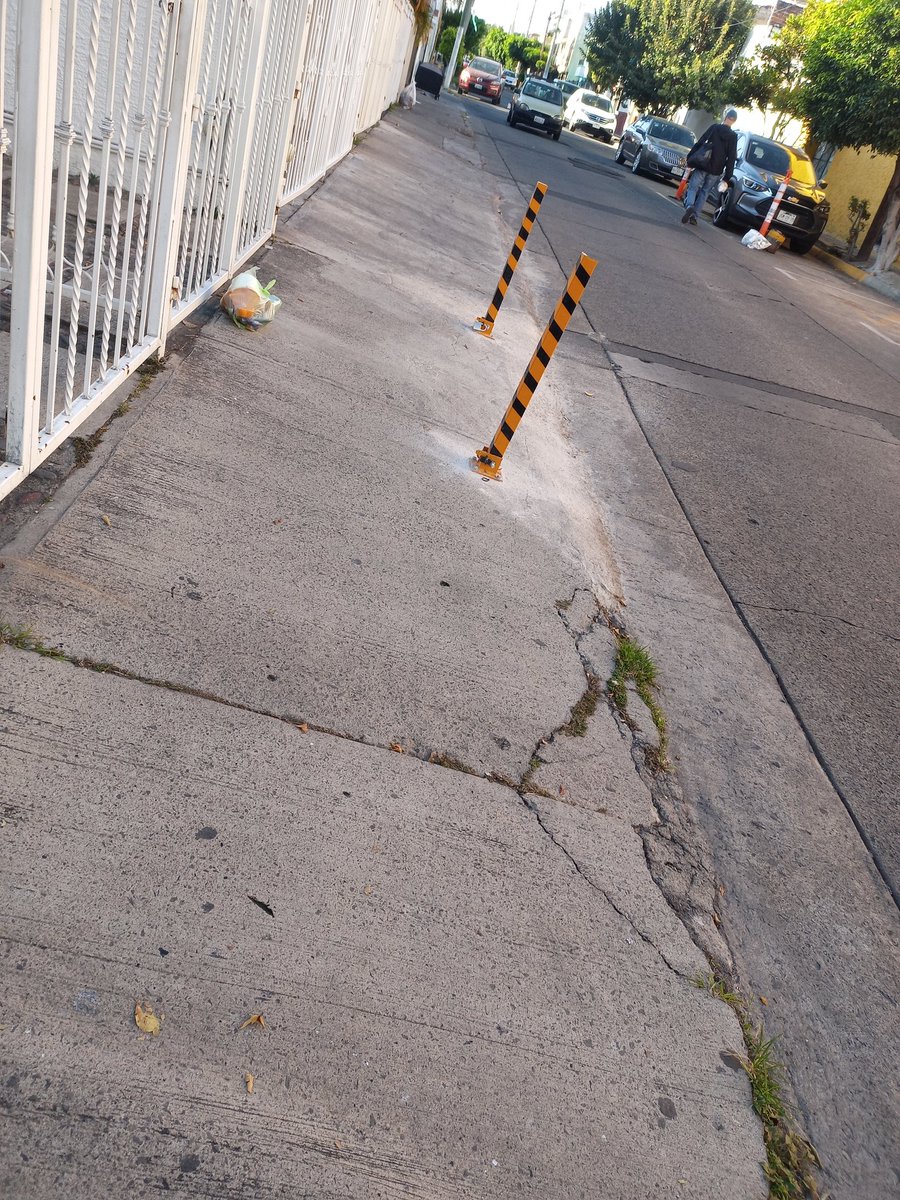 garca_raul's tweet image. Buenos días @GdlMovilidad en Jesús Ortiz pusieron este tipo de postes sobre banqueta... Jesús Ortiz 2446 col sta Mónica en Guadalajara... Gracias!!