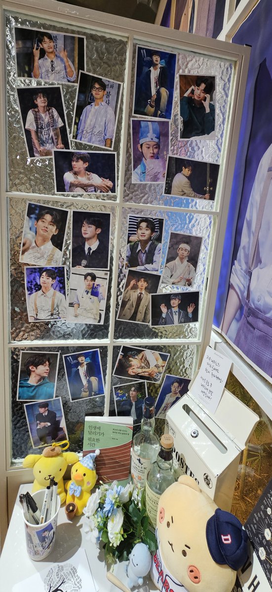 NaDA_J's tweet photo. 찌우 데뷔 5주년 완전 많이 축하해..!!!!🥳🥳🥳
카페에 사람이 많아서 큰 사진들 다 구경은 못했지만...또 가면 되니까😆
그나저나 디피도 특전들도 너무 감동 심함🥹👍🏻👍🏻 너무 이뻤어ㅠㅠㅠㅠㅠㅠ
#Scripted_journey
#대본으로_빼곡하게_채워온_지우의5년
#피어나는지우_새롭게_펼쳐질_이야기들 https://t.co/bktW6SsdN9