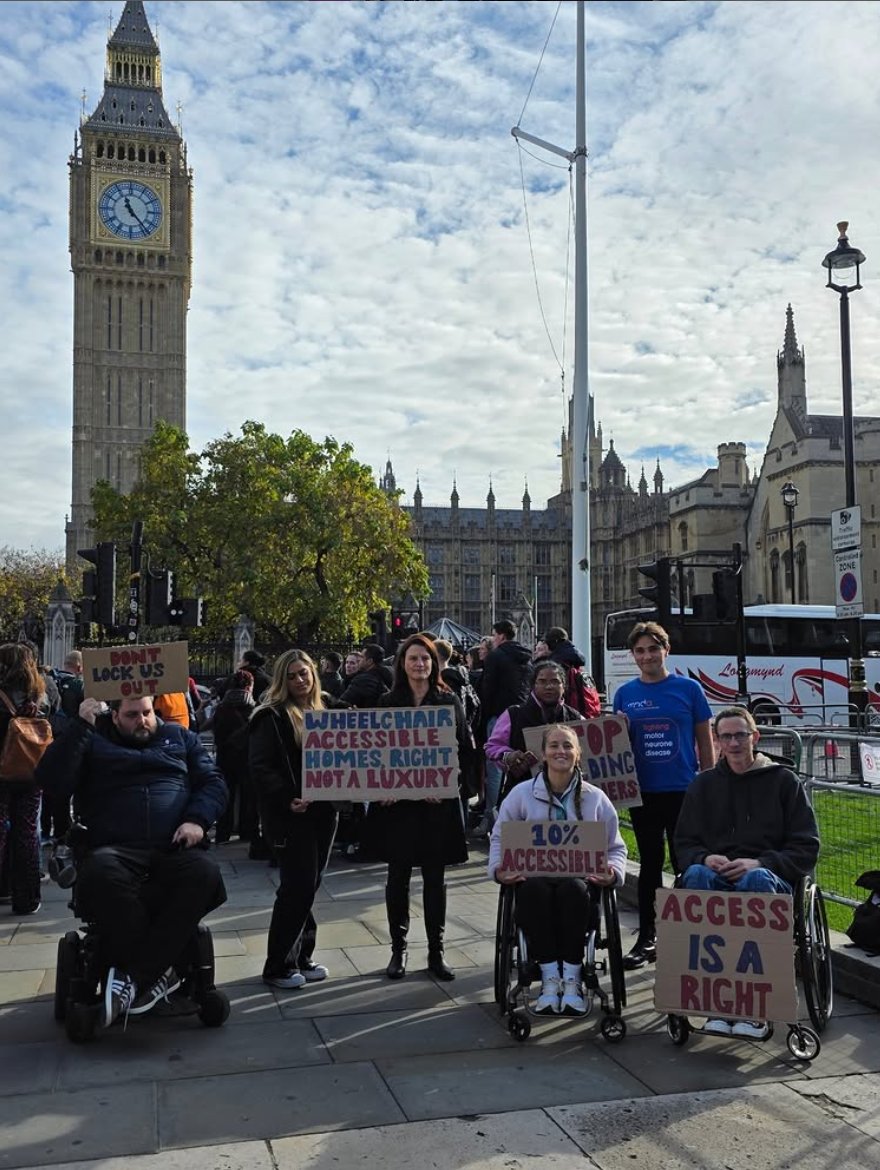 Today we were in Parliament Square to demand that the Planning and Infrastructure Bill must mandate that 10% of new build homes are wheelchair accessible. Wheelchair accessible homes are a right NOT a luxury 🏡 You can find out more about our campaign spinal.co.uk/campaigns/our-…