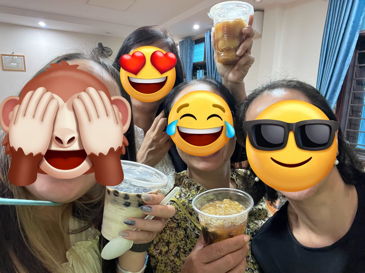 今日が最終出勤になる（明日の最終報告は別建屋で行う）ということで、職場のchịたちが送別会をしてくれた！大量のbánh beoをやっと食べ終わったと思ったら、chèが登場。食べ過ぎ🤣🤣

当初は苦痛でしか無かった職場だけど、人員異動を経てchịたちのおかげでとっても楽しくなりました✌️ありがとう！