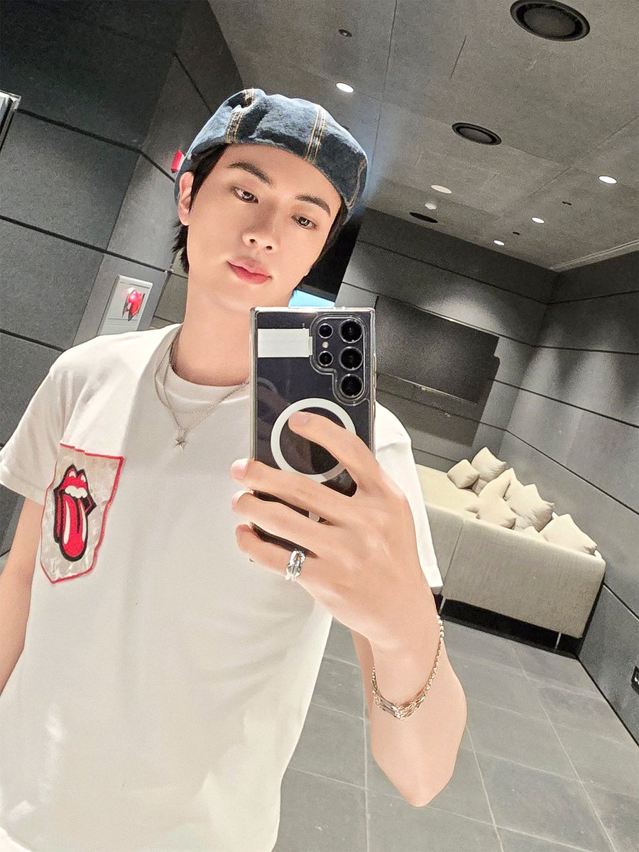 seokjinfile's tweet image. I’m voting #Jin for the #2025MAMAVOTE