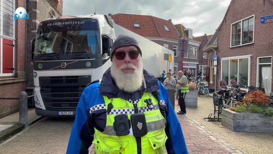Verkeersopstopping in Monnickendam door klemgereden vrachtwagen