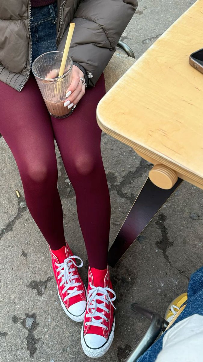 Tak pozor!
Tělové punčocháče jsou out, teď se nosí bordó, černé, šedivé, hnědé...mám i fialové😁
Foto ilustrační.😉