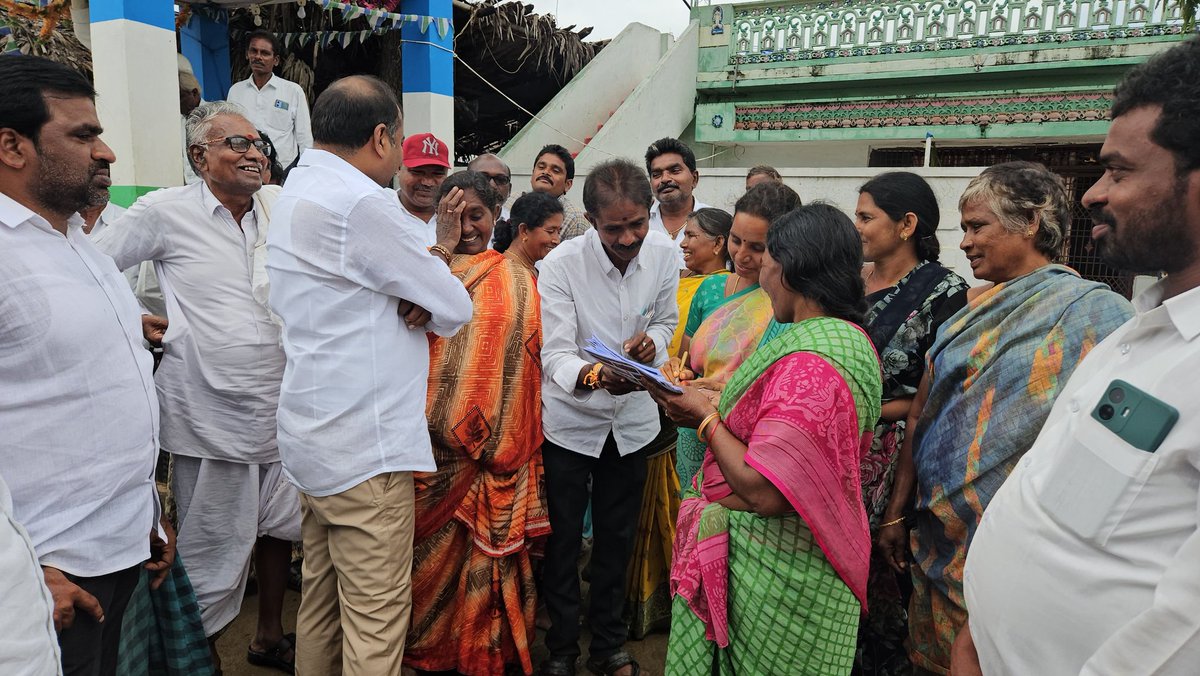 మెడికల్ కాలేజీల ప్రైవేటీకరణకు వ్యతిరేకంగా ప్రజా ఉద్యమం

పుల్లలచెరువు మండలం ఆర్ ఉమ్మడివరం గ్రామంలో కోటి సంతకాల సేకరణ (రచ్చబండ )కార్యక్రమంలో పాల్గొన్న యర్రగొండపాలెం  నియోజకవర్గ వైయస్ఆర్ కాంగ్రెస్ పార్టీ శాసనసభ్యులు గౌ శ్రీ తాటిపర్తి చంద్రశేఖర్ గారు.
 
ఈ సందర్భంగా మాట్లాడుతూ మెడికల్