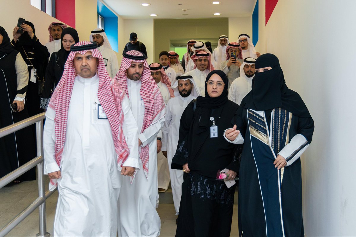 mawhiba's tweet photo. قامت مدير عام التعليم بمحافظة جدة أ. منال اللهيبي، بجولة ميدانية برفقة نائب الأمين العام لخدمات الموهوبين بـ #موهبة د. ميساء القرشي، للاطلاع على المشاريع المشاركة في #إبداع_2026، ولقاء الطلاب والطالبات، والتأكيد على تكامل الجهود في دعم الموهوبين وتمكينهم نحو الإبداع والتميّز. https://t.co/feRcgZMz8U