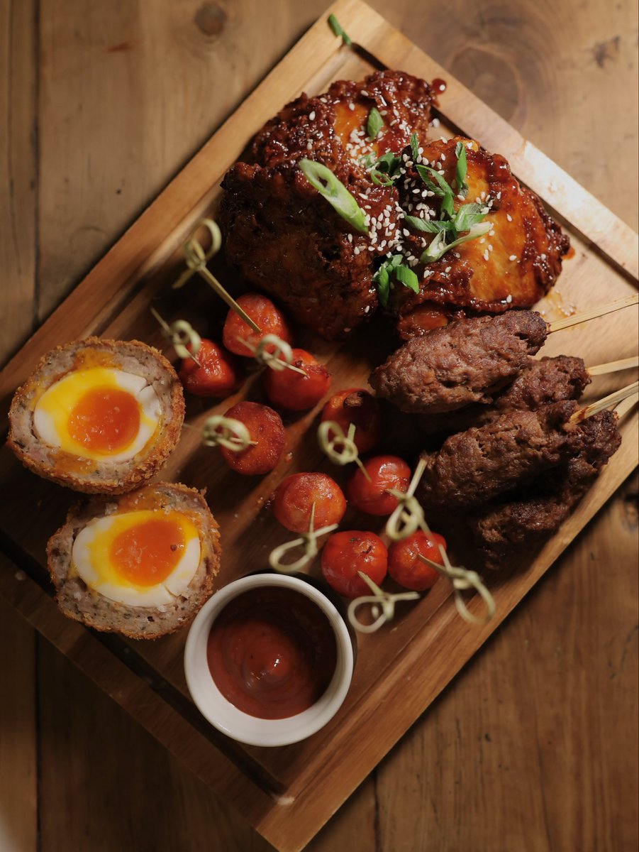 DalysWine's tweet photo. Meat platter for 2–3 people 🍗🥩 Perfect for sharing at the Beer Hall while watching the game or playing darts! -> Sticky chicken, beef sticks, grilled chorizo, scotch egg &amp; plum ketchup <- 😋 Veggie option available too! 🌱 https://t.co/aD51bvc76l