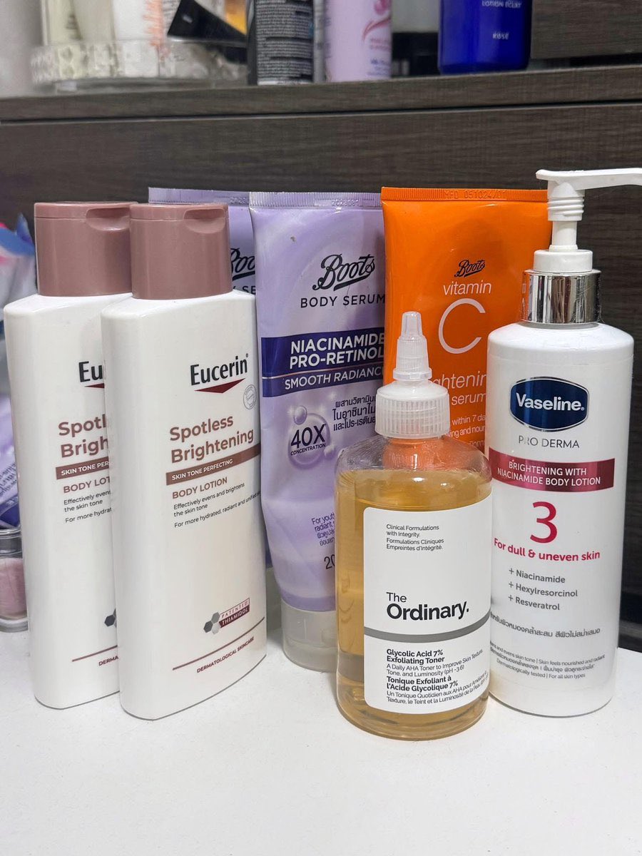 มัดรวมโลชั่นบำรุงผิวขาว ผิวเนียน ที่หวังผลได้จริง

-eucerin thiamidol
-vasline 3 (ไม่ชอบเหนียวข้ามไปได้เลย)
-boots 
-โทนเนอร์ the ordinary 

(รีวิวทุกตัวแบบละเอียดในเธรดคับ)