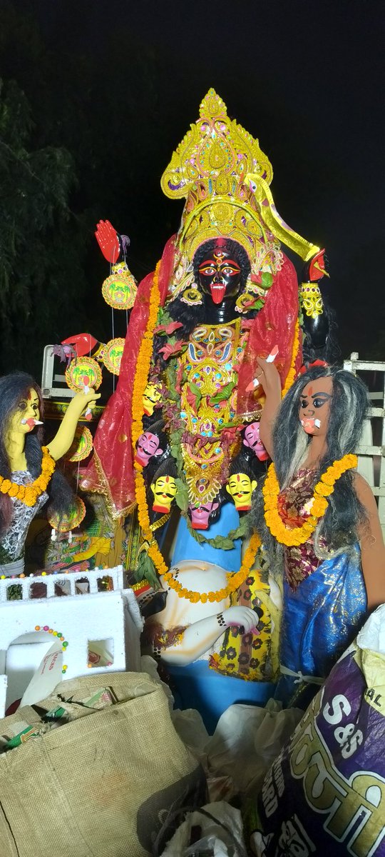 दीपावली के बाद काली पूजा होती है।
आज पूजन के उपरांत मां काली को लोग विसर्जन करने के लिए स्वर्ण रेखा नदी (जमशेदपुर )की ओर जाते हुए।
जय माता दी 🚩