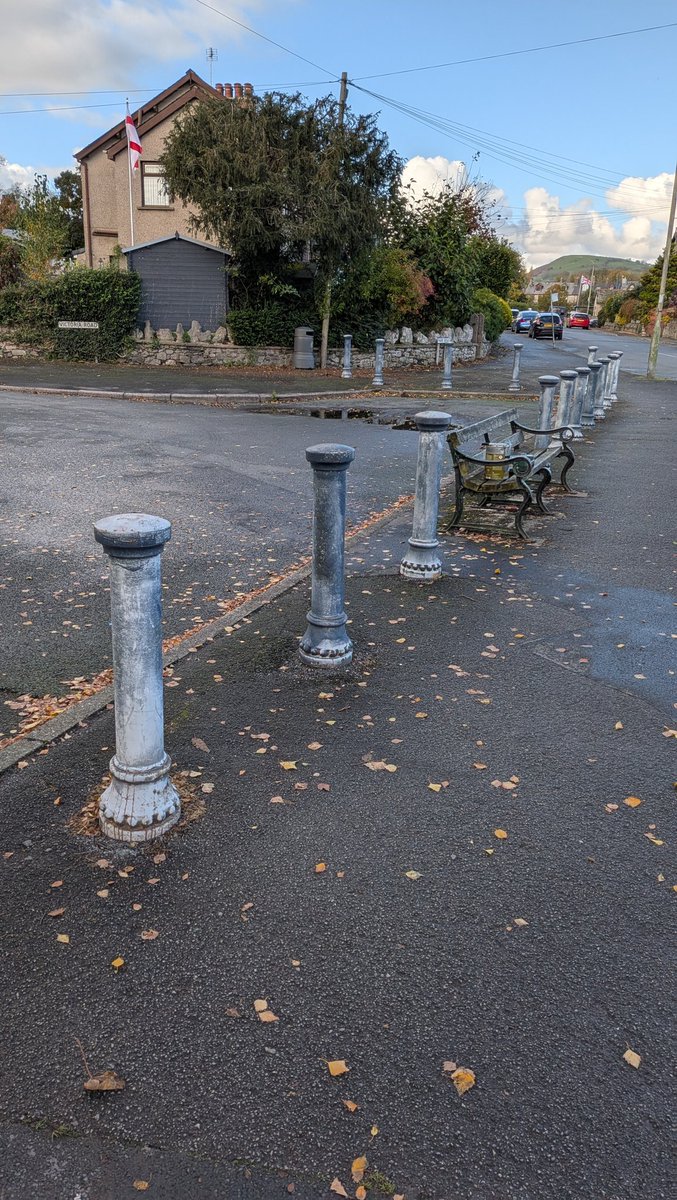 TheLengthsman's tweet image. Lovely afternoon for #Bollard painting for @ulverstonTC 
Lots of great comments from passers by
I get a great deal of satisfaction doing this 👍