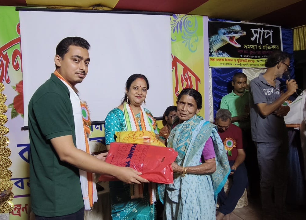 tweetsuva's tweet photo. অশোকনগর নবজীবনপল্লী বালকবৃন্দ ক্লাব পরিচালিত কালীপুজোয় সাপ নিয়ে বিশেষ সচেতনতা প্রচার। মঙ্গলবার সন্ধ্যায় সাপ সমস্যা ও প্রতিকার গ্রুপ দ্বারা এই অনুষ্ঠান পরিচালনা করা হয়। ঐ এলাকার দুস্থ নাগরিকদের মধ্যে শীতবস্ত্রদান করা হয়। ক্লাবের তরফ থেকে সংবর্ধনা প্রাপ্তির কিছু মুহূর্ত। https://t.co/khiXahJlKw