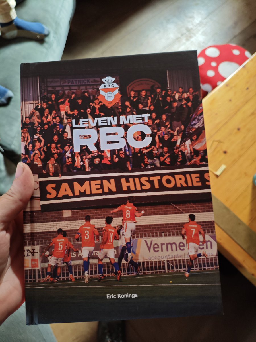 Fappelsientje's tweet image. Nu al zin in een herfstige zondagmiddag om deze eens te gaan lezen. Ziet er fantastisch uit @KoningsEric @Staantribune @RBCvoetbal !!! Zin in de boekpresentatie ook!!