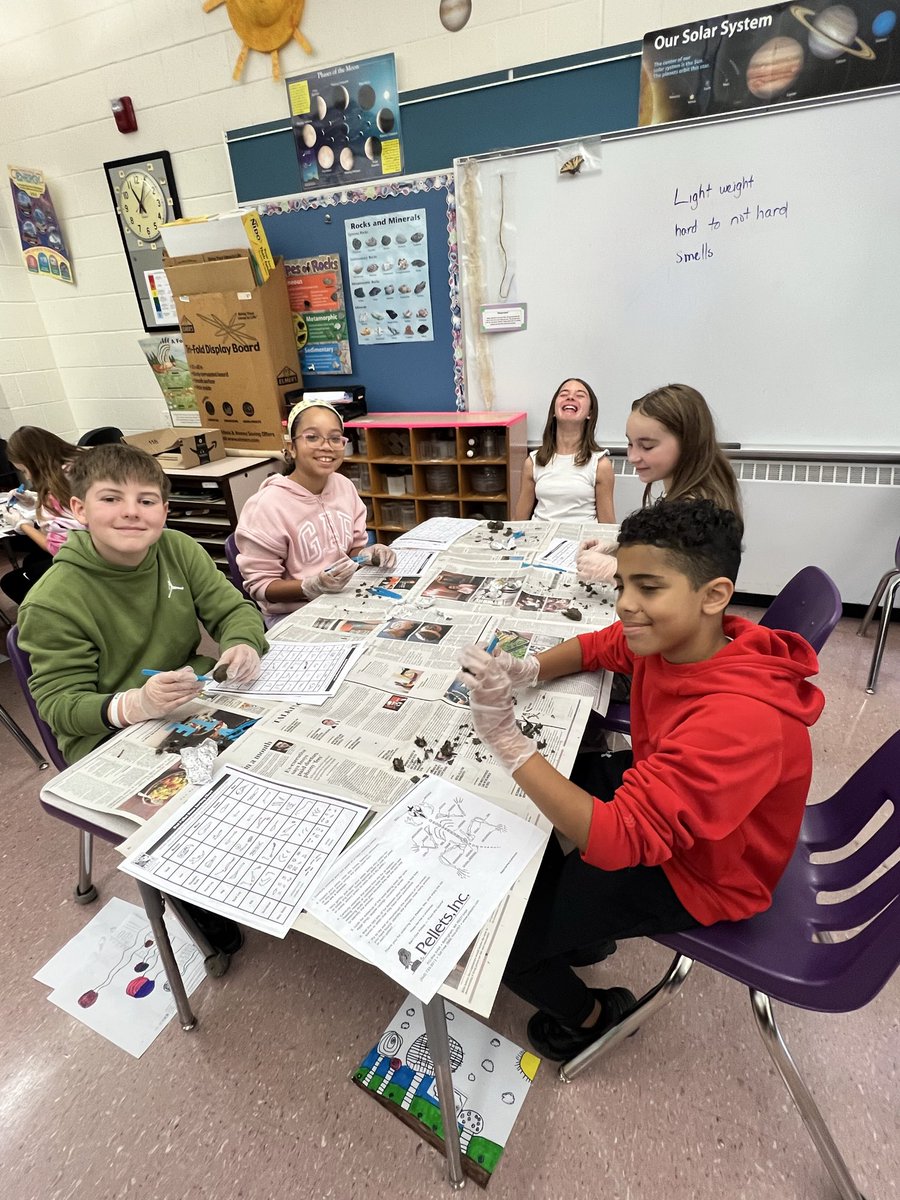 rlfreedm's tweet image. Continuing #stemweek in our STEM lab discovering the ecosystem of an owl pellet. We are making observations and drawing conclusions about our owl! #jjsecretagents
