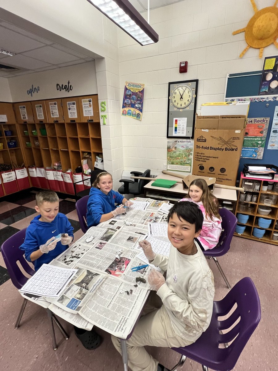 rlfreedm's tweet image. Continuing #stemweek in our STEM lab discovering the ecosystem of an owl pellet. We are making observations and drawing conclusions about our owl! #jjsecretagents