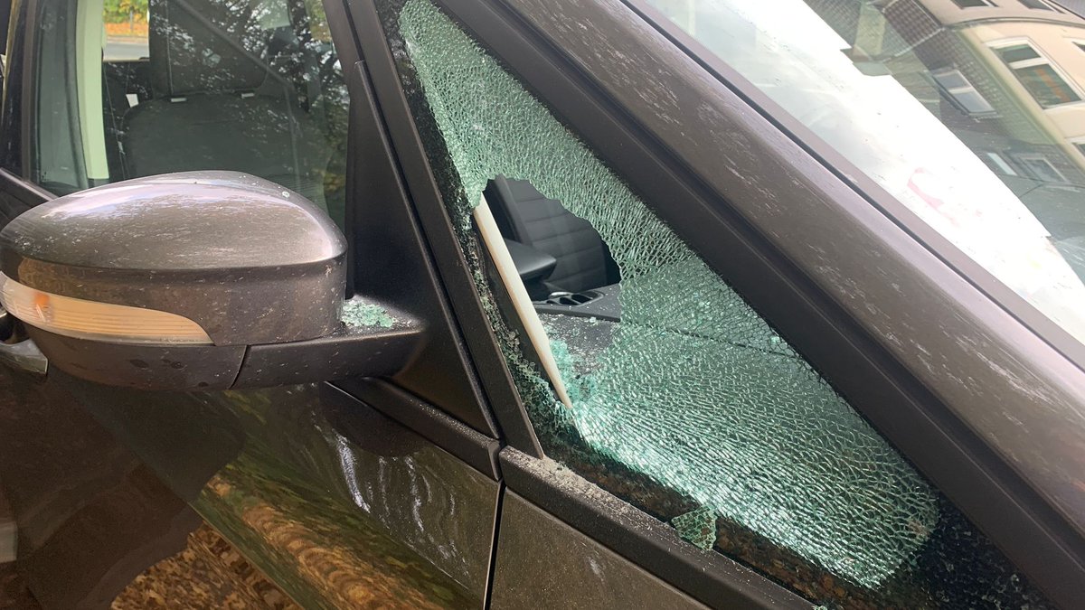 Autos aufgebrochen – #Polizei rückt nicht aus: In #Köln sind heute Mittag zwei Auto aufgebrochen worden – auch ein Wagen von RTL WEST ist davon betroffen. Unter anderem wurde eine Scheibe eingeschlagen. Die Polizei wurde daraufhin verständigt, ist aber nicht zum #Tatort gekommen.