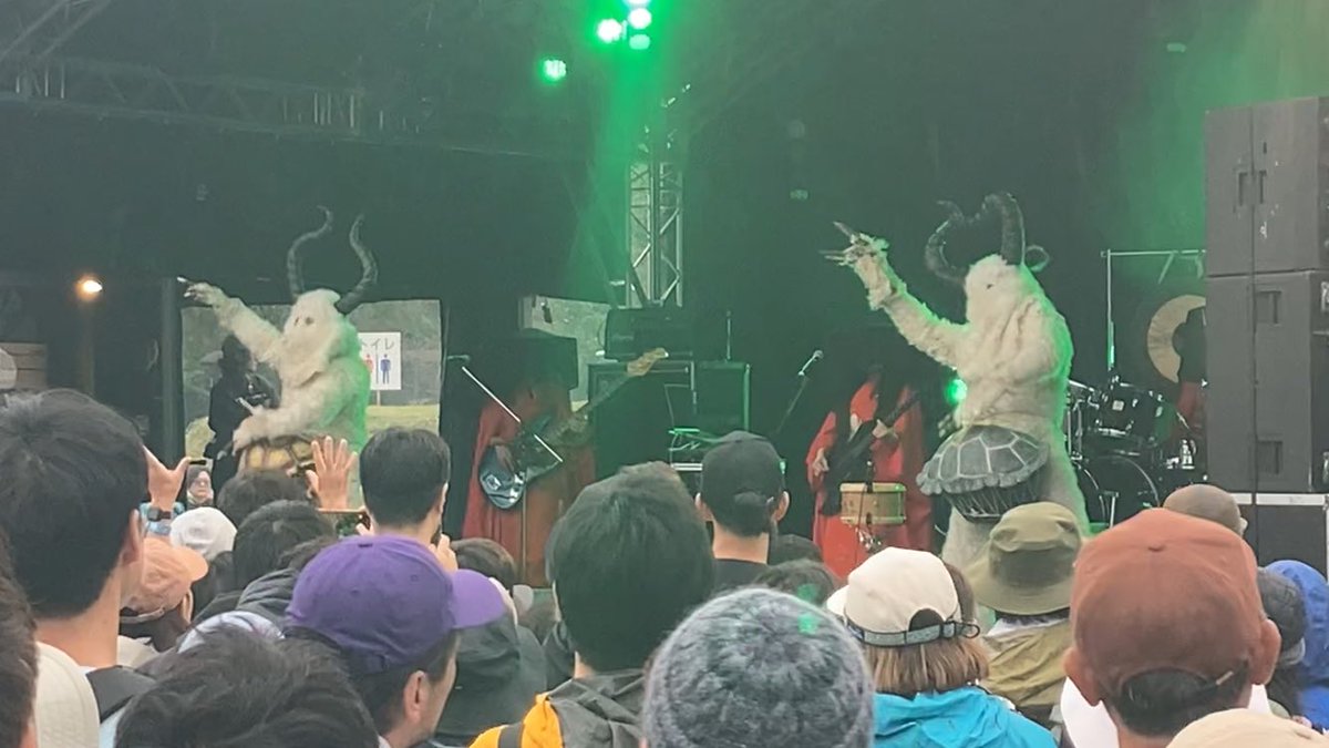 鬼の右腕Tシャツ、買う時気づかなかったけどさりげなくあの子たちがいてとても良い