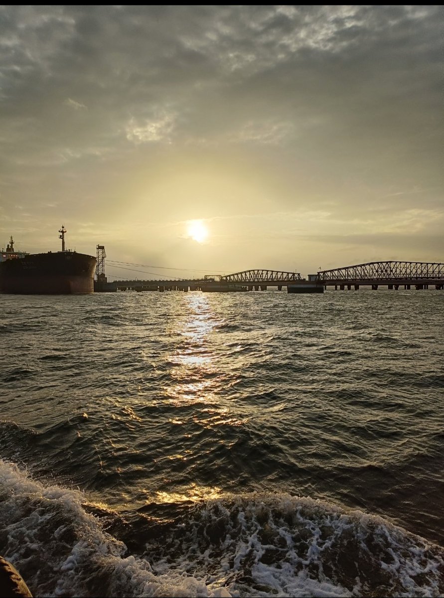 ```
प्रकृति की गोद में, सपनों को पंख लगें,
सूरज की किरणों से, नई उमंग भरे ।!