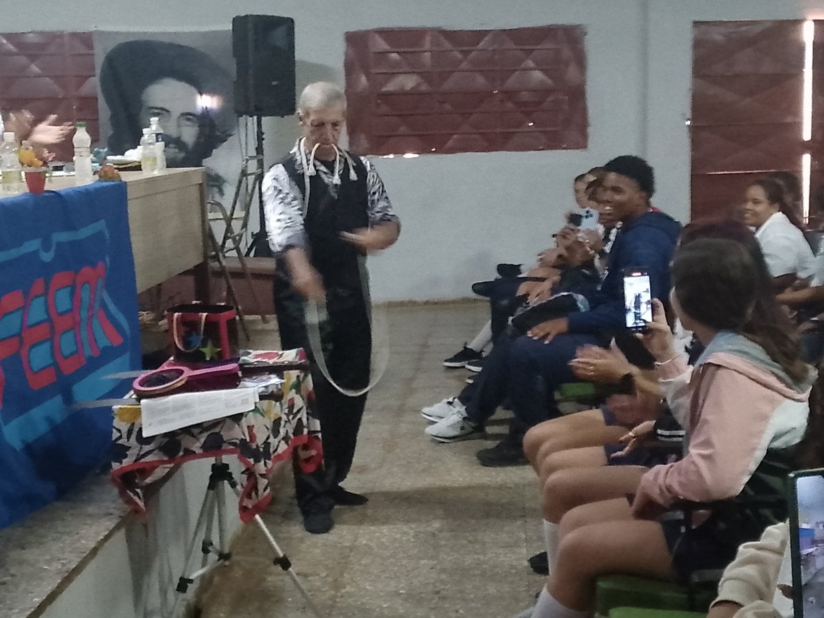 Borrego8Helen's tweet image. ✨En el Consejo Municipal de la FEEM en Güira de Melena, ahora mismo, los estudiantes aprecian con admiración al mago y malabarista Luis César Coró. ‼️ Felicidades ‼️🇨🇺💯🎁🎊🎉
#PoderPopular
#ArtemisaJuntosSomosMás