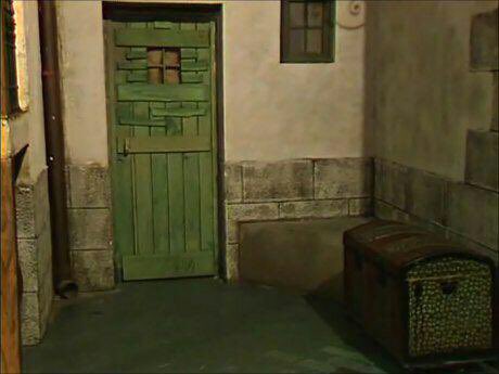 Llevo años sentado en este baúl, esperándote.
El barrio ha cambiado. La panadería de Chema la lleva ahora un señor de Pekín y ya nadie vende chuches en la calle, como hacía Julián. Ana ya no vive aquí.
Por favor, amigo, sal ya. No tengo a nadie con quién compartir mis juguetes.