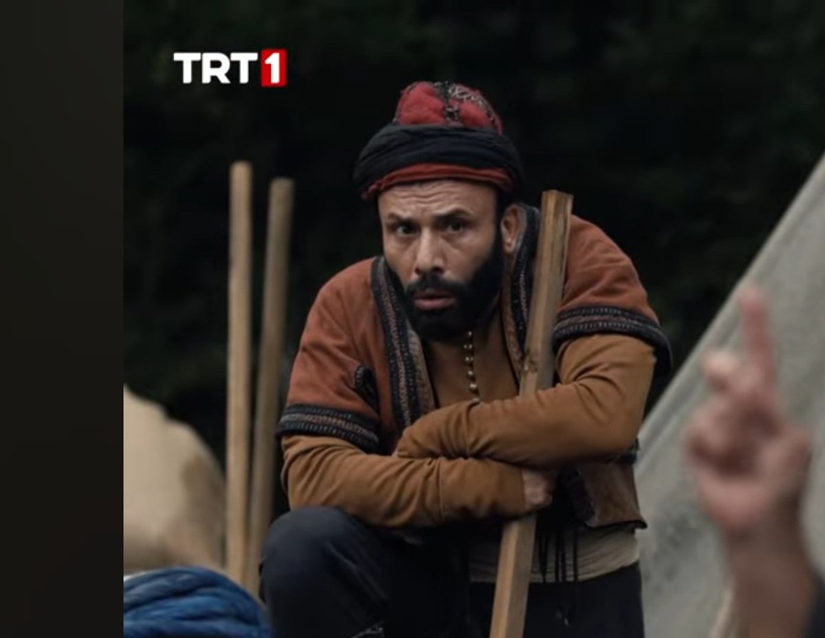 Bu kişi izmir marşını değiştirip söyleyen kişi değil mi daha ance abdulhamit dizisinde oynuyordu çıkarttınız şimdi de fatih dizisinde oynuyor hayırdır <a href="/trt1/">TRT 1</a> bu adamı niye Osmanlı dizilerinde oynattiriyorsunuz  #ALTIN #sallandık #deprem