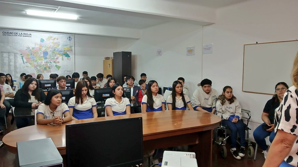 Construimos ciudadanía con estudiantes del IAES.
Compartimos una jornada de aprendizaje e intercambio en la que pudieron recorrer las distintas áreas del Centro Administrativo Provincial, conociendo de cerca el trabajo que realizan la <a href="/lr_trabajo/">Secretaría de Trabajo La Rioja</a> y la <a href="/SecEmpleoLR/">Secretaria de Políticas de Empleo</a>

<a href="/Federaleslr/">Federales. Defendamos La Rioja</a>
