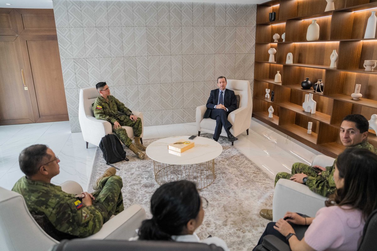 📌 Compartimos un encuentro muy significativo con representantes de la Brigada de Infantería N.° 7 #LOJA, que permitió retomar el relacionamiento institucional.

Fue un espacio de diálogo y cercanía, donde reafirmamos la importancia de trabajar juntos. 

#Educacion #Trabajo