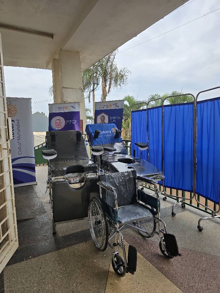 Rcmutundwe's tweet photo. Yes we have done it
An act of service
One act at a time

Rc Mutundwe led by #AP.RTN.Stellah Muhumuza

A joint donation of hospital equipment by Friday Clubs in D9214 to Kisugu Health Centre III

#weuniteforgood
#togetheroneactatatime
#RY25/26 https://t.co/D2nMSpYdj9
