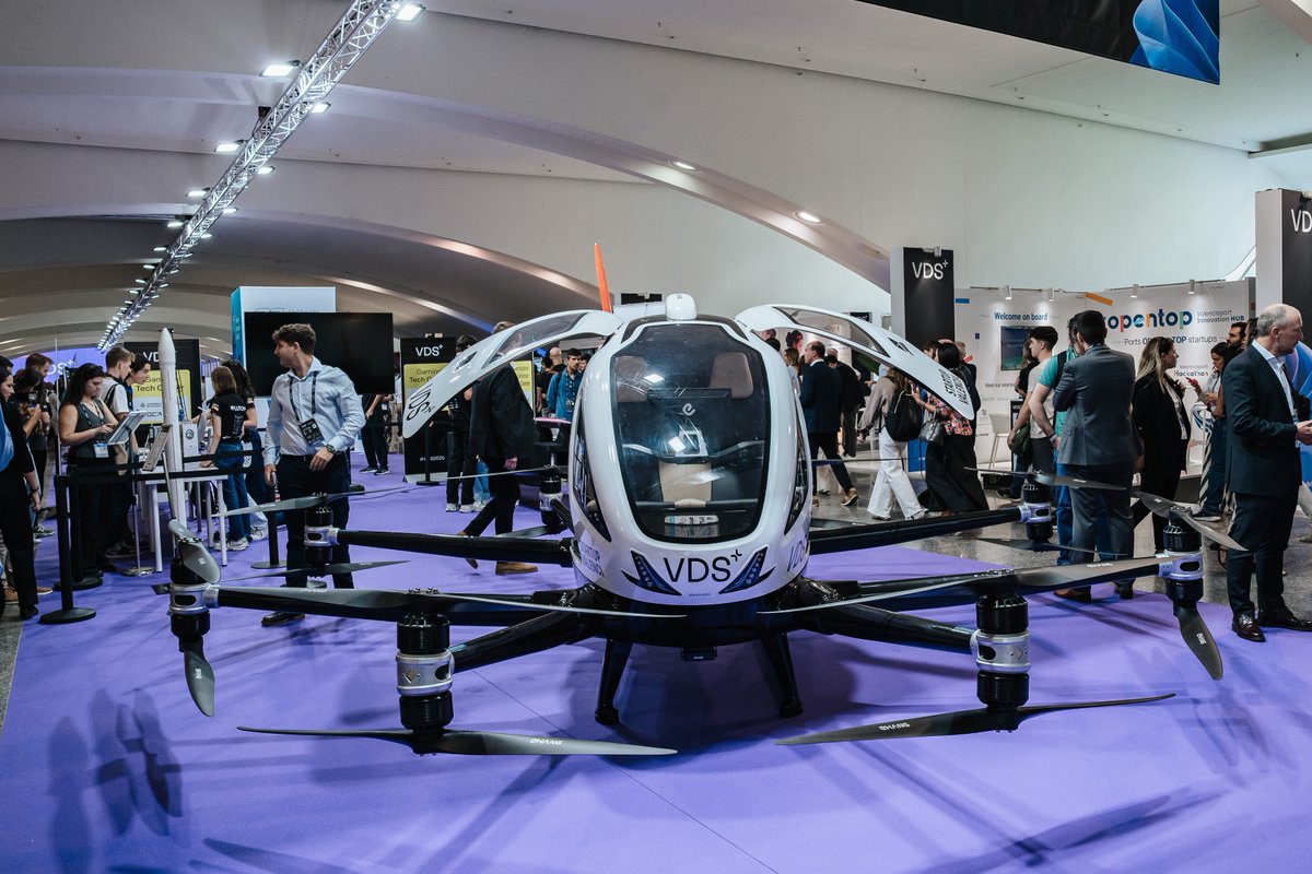 VDS_event's tweet image. 📸 @ehang - EH216 Aircraft: a two-seater eVTOL (electric vertical take-off and landing aircraft) at #VDS2025

It’s the world’s first eVTOL to receive type certification for carrying passengers without a pilot, and is intended for commercial transport in scenarios such as urban…