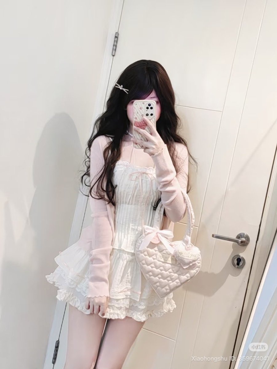 ᨳ  𝓖𝗅𝗈𝗋𝗒 𝗌𝗍𝗈𝗋𝗒.

se faz um tempo que assumi ser herdeira + vim de família de elite, muito rica, mas hoje veio a “comprovação”. ♡