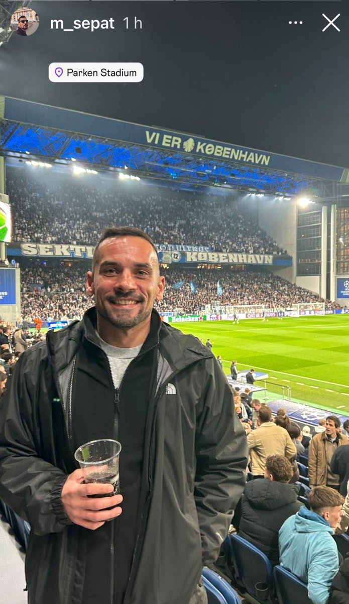 Ovo lijevo je, prikladno, tata Dadason. On i supruga stigli s Islanda na Parken gledati 17-godisnjeg sina Viktora, za <a href="/FCKobenhavn/">F.C. København</a> protiv <a href="/BVB/">Borussia Dortmund</a> . Nisu se nadali njegovom debiju u <a href="/ChampionsLeague/">UEFA Champions League</a> , kamoli da ce u 90-oj zabiti i gol. Suze radosnice govore sve. #fckbvb <a href="/framiceland/">FRAM F.C.</a>