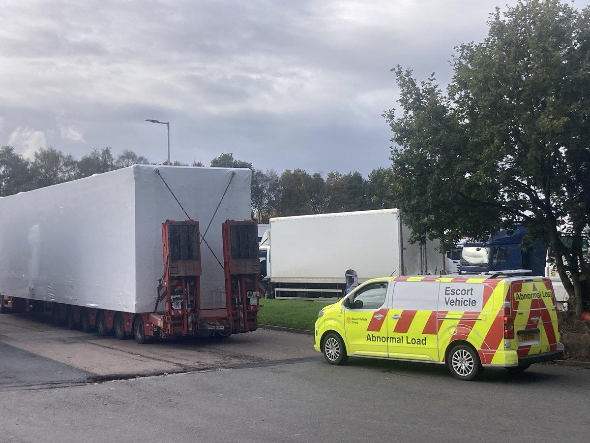 EscortVehicle's tweet photo. Boxing the day nicely with a gift wrapped gigabyte thing that I donโt understand how it works
๐ซฃ๐ณ๐ค
Or
Is it a Drive in Movie screen ???๐๐ฅธ
Bloody big tho..against my ickle van
#teffalheadtech
#plugandplay
#Mrgoogle https://t.co/2StI2fcUcZ