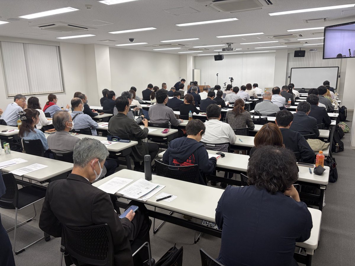 gyosyo_npm's tweet image. 本日は大阪府行政書士会にて「相続・遺言・民事信託・成年後見」の総論について講義いたしました。2時間半という長い時間、約90名の方にお越しいただき、ありがとうございました🙌

あと多分誕生日にフォロワー1000人突破してました🎉
ありがとうございます🥰