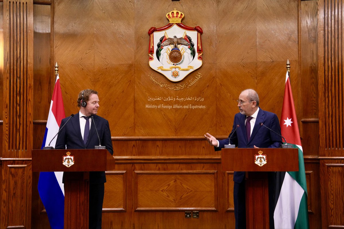 ForeignMinistry's tweet image. الصفدي @AymanHsafadi، في تصريحات صحافية مشتركة مع نظيره الهولندي:
- التوجّه نحو المرحلة الثانية من وقف إطلاق النار وصولًا إلى أفق سياسي حقيقي يأخذنا باتجاه إطلاق جهد حقيقي لتحقيق السلام العادل والشامل والدائم الذي يشكّل حل الدولتين الذي ينهي الاحتلال ويجسّد الدولة الفلسطينية…