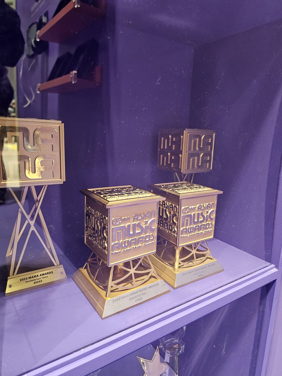 여러분 종호방에 이거 다 팬's 초이스에요
팬!! 트로피에 FAN 이 적혀있다고요!!
이거 애들 줘야지!!!!!!!! 이게임이새겨이름ATINY해야죠!
어플투표 90% 입니다. 1차투표 마감일이 마침 저희애들 데뷔일이에요. 엠넷플러스 1표 트윗 1표 RT  1표 최소 3표 할수있어요!!!
#2025MAMAVOTE #ATEEZ