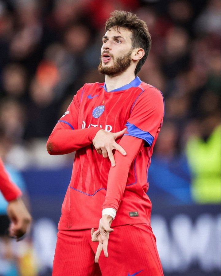 zarox_azk's tweet photo. POUR FÊTER LA VICTOIRE DU PSG EN LDC, JE FOLLOW BACK JUSQU'AUX 10K❤️💙
#LEVPSG https://t.co/Wg8JWi2x0C